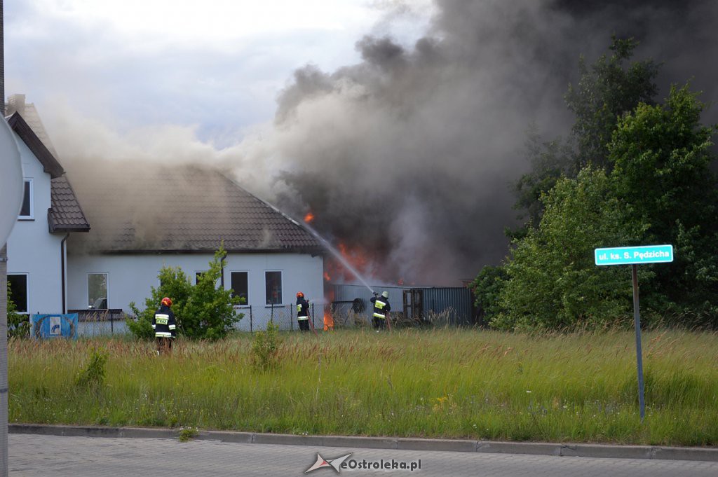 Pożar przy ul. Pędzicha [03.07.2019] - zdjęcie #4 - eOstroleka.pl