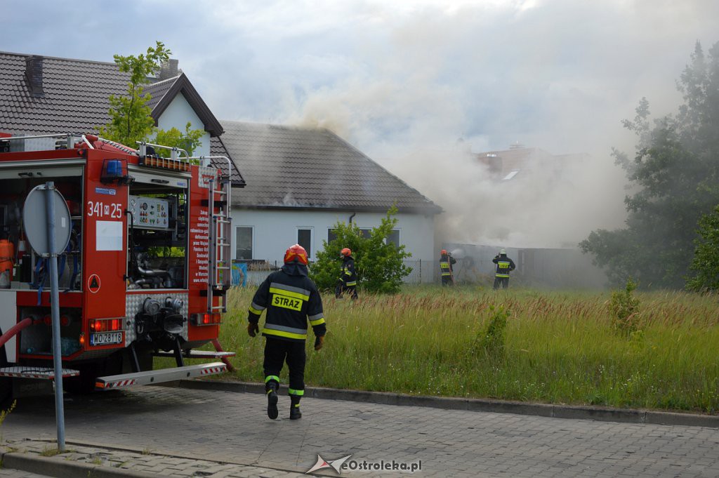 Pożar przy ul. Pędzicha [03.07.2019] - zdjęcie #25 - eOstroleka.pl