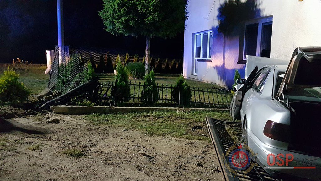 Audi uderzyło w dom w Łysych [06.07.2019] - zdjęcie #1 - eOstroleka.pl