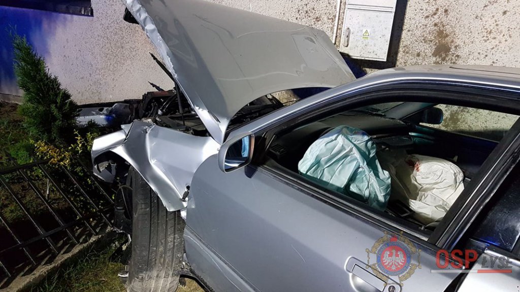 Audi uderzyło w dom w Łysych [06.07.2019] - zdjęcie #3 - eOstroleka.pl