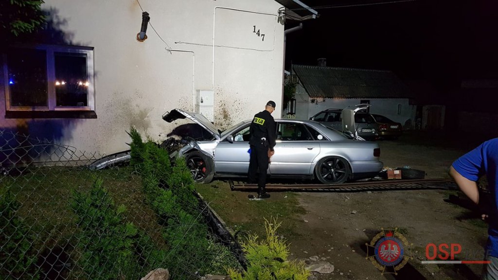 Audi uderzyło w dom w Łysych [06.07.2019] - zdjęcie #5 - eOstroleka.pl