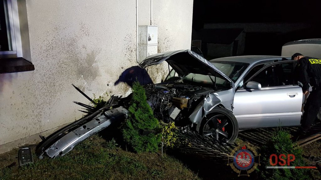 Audi uderzyło w dom w Łysych [06.07.2019] - zdjęcie #6 - eOstroleka.pl