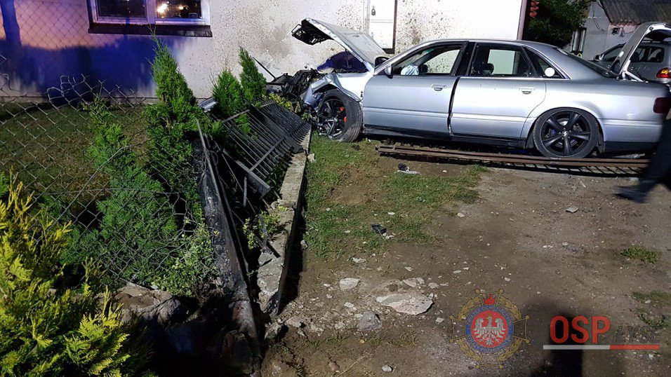 Audi uderzyło w dom w Łysych [06.07.2019] - zdjęcie #7 - eOstroleka.pl
