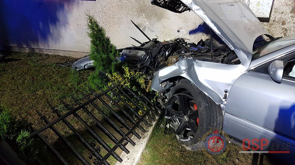 Audi uderzyło w dom w Łysych [06.07.2019] - zdjęcie #8 - eOstroleka.pl