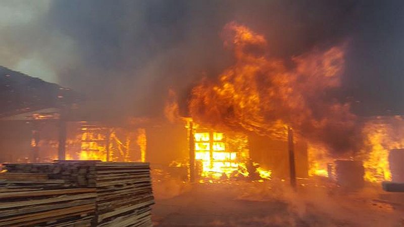 Pożar tartaku w Łęgu Starościńskim [07.07.2019] - zdjęcie #7 - eOstroleka.pl