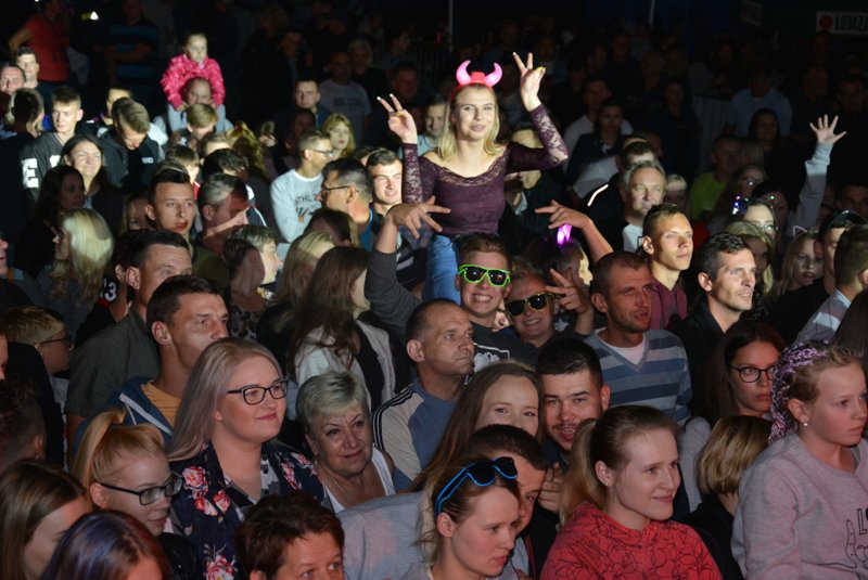 „Noc z gwiazdami pod gwiazdami” w Szarłacie: Koncert grupy Bayera i oświadczyny [ZDJĘCIA] - zdjęcie #50 - eOstroleka.pl
