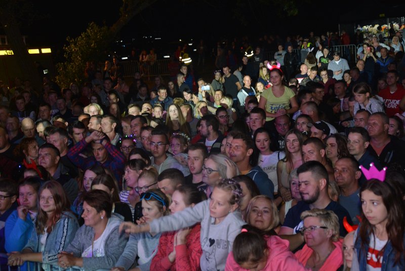 „Noc z gwiazdami pod gwiazdami” w Szarłacie: Koncert grupy Bayera i oświadczyny [ZDJĘCIA] - zdjęcie #63 - eOstroleka.pl