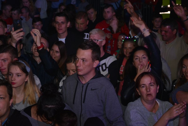 „Noc z gwiazdami pod gwiazdami” w Szarłacie: Koncert grupy Bayera i oświadczyny [ZDJĘCIA] - zdjęcie #60 - eOstroleka.pl