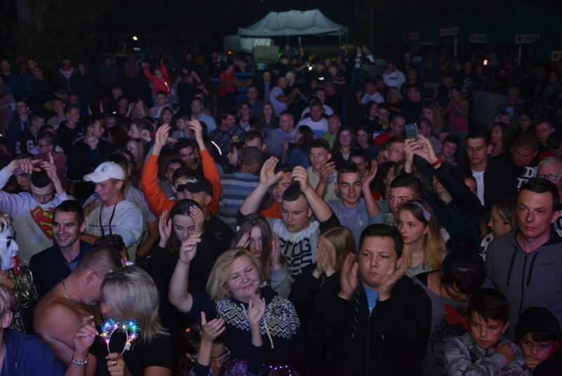 „Noc z gwiazdami pod gwiazdami” w Szarłacie: Koncert grupy Bayera i oświadczyny [ZDJĘCIA] - zdjęcie #59 - eOstroleka.pl