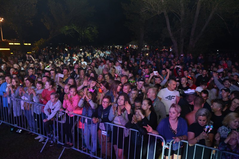 „Noc z gwiazdami pod gwiazdami” w Szarłacie: Koncert grupy Bayera i oświadczyny [ZDJĘCIA] - zdjęcie #57 - eOstroleka.pl