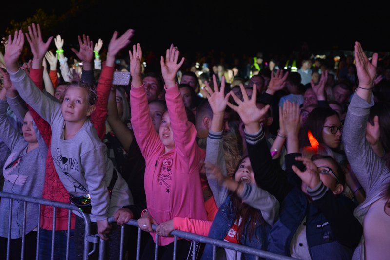 „Noc z gwiazdami pod gwiazdami” w Szarłacie: Koncert grupy Bayera i oświadczyny [ZDJĘCIA] - zdjęcie #87 - eOstroleka.pl