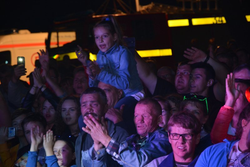 „Noc z gwiazdami pod gwiazdami” w Szarłacie: Koncert grupy Bayera i oświadczyny [ZDJĘCIA] - zdjęcie #51 - eOstroleka.pl