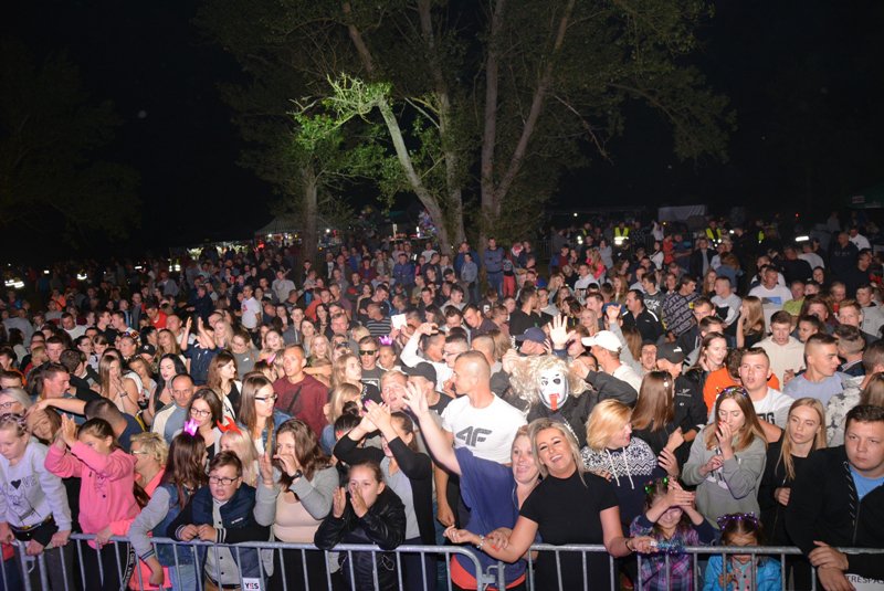 „Noc z gwiazdami pod gwiazdami” w Szarłacie: Koncert grupy Bayera i oświadczyny [ZDJĘCIA] - zdjęcie #43 - eOstroleka.pl