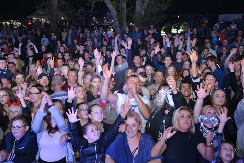 „Noc z gwiazdami pod gwiazdami” w Szarłacie: Koncert grupy Bayera i oświadczyny [ZDJĘCIA] - zdjęcie #41 - eOstroleka.pl