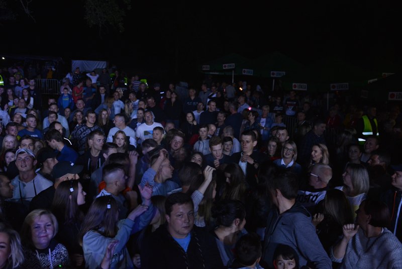 „Noc z gwiazdami pod gwiazdami” w Szarłacie: Koncert grupy Bayera i oświadczyny [ZDJĘCIA] - zdjęcie #40 - eOstroleka.pl