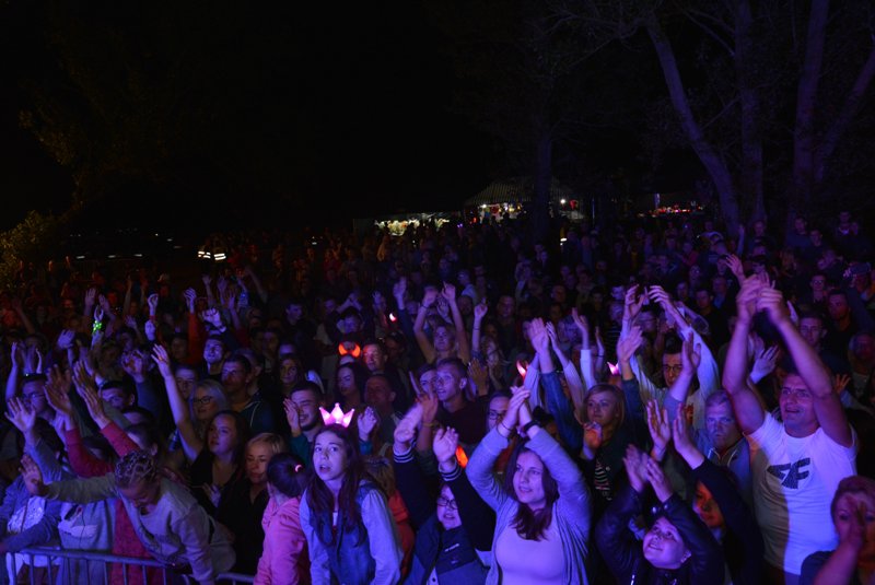 „Noc z gwiazdami pod gwiazdami” w Szarłacie: Koncert grupy Bayera i oświadczyny [ZDJĘCIA] - zdjęcie #29 - eOstroleka.pl