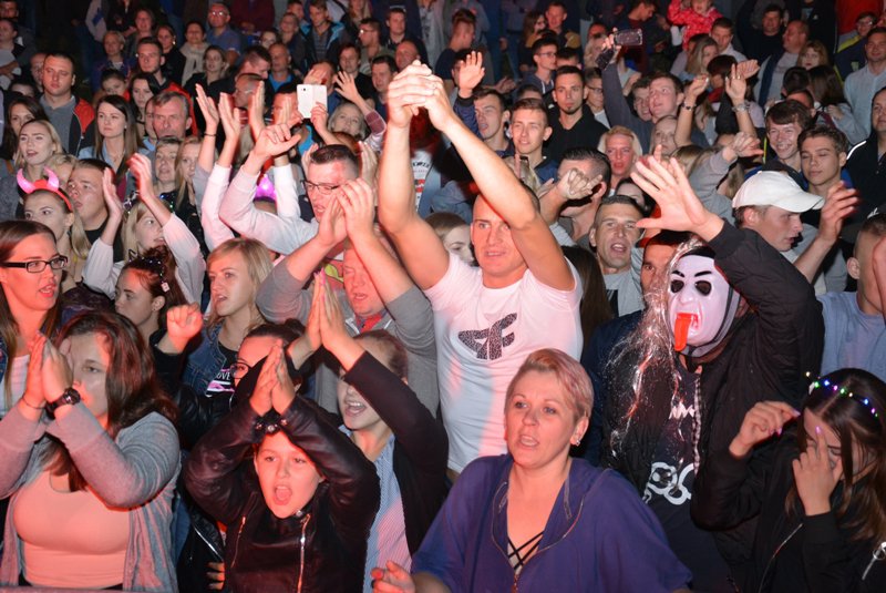 „Noc z gwiazdami pod gwiazdami” w Szarłacie: Koncert grupy Bayera i oświadczyny [ZDJĘCIA] - zdjęcie #28 - eOstroleka.pl