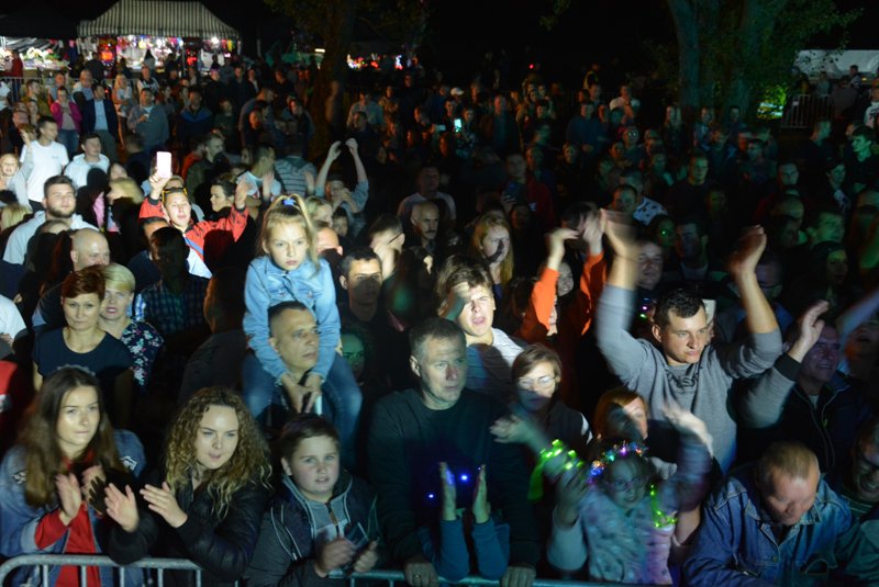 „Noc z gwiazdami pod gwiazdami” w Szarłacie: Koncert grupy Bayera i oświadczyny [ZDJĘCIA] - zdjęcie #129 - eOstroleka.pl