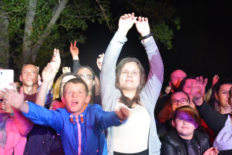 „Noc z gwiazdami pod gwiazdami” w Szarłacie: Koncert grupy Bayera i oświadczyny [ZDJĘCIA] - zdjęcie #5 - eOstroleka.pl