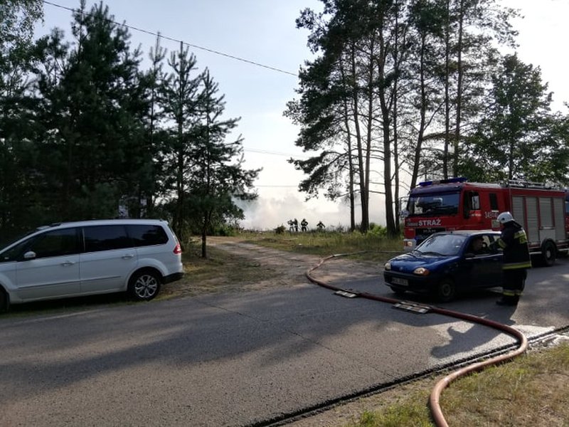 Pożar w Chudku. W akcji gaśniczej strażacy ochotnicy z Dylewa i Gleby [29.07.2019] - zdjęcie #3 - eOstroleka.pl
