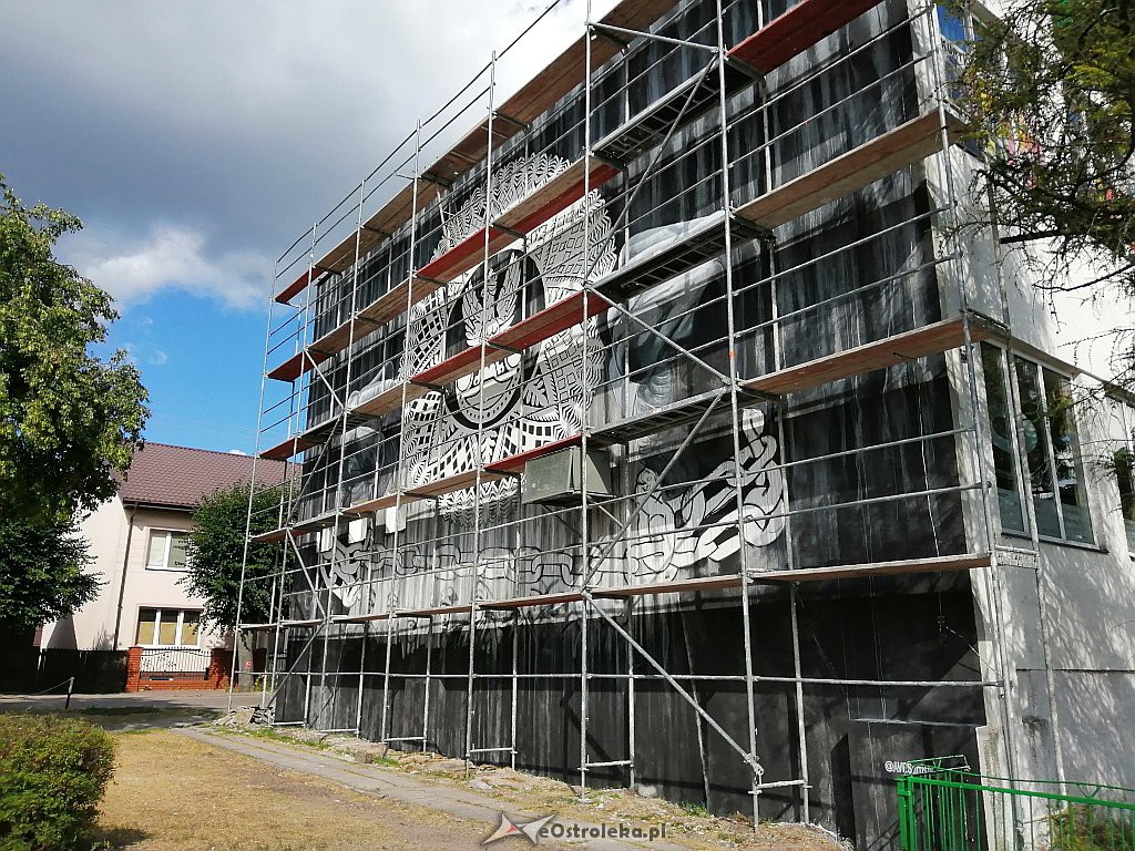 Prace nad muralem w Myszyńcu [04.08.2019] - zdjęcie #1 - eOstroleka.pl