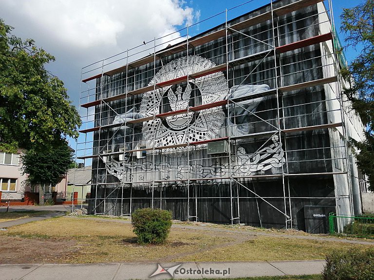 Prace nad muralem w Myszyńcu [04.08.2019] - zdjęcie #3 - eOstroleka.pl