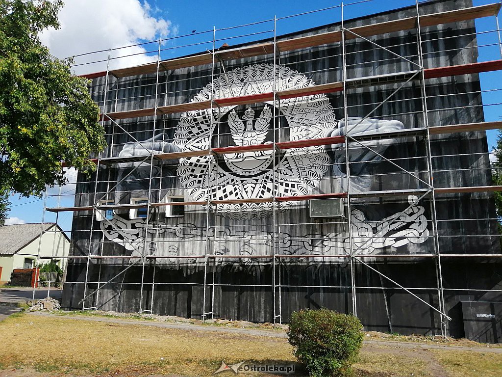 Prace nad muralem w Myszyńcu [04.08.2019] - zdjęcie #4 - eOstroleka.pl