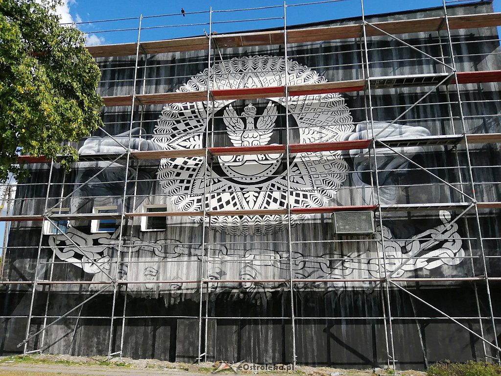 Prace nad muralem w Myszyńcu [04.08.2019] - zdjęcie #5 - eOstroleka.pl