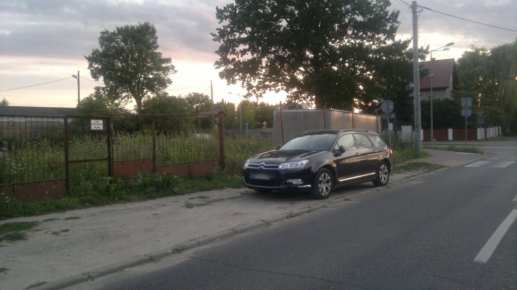Interwencja Czytelnika: Parkowanie przy ul. Nasypowej [13.08.2019] - zdjęcie #2 - eOstroleka.pl