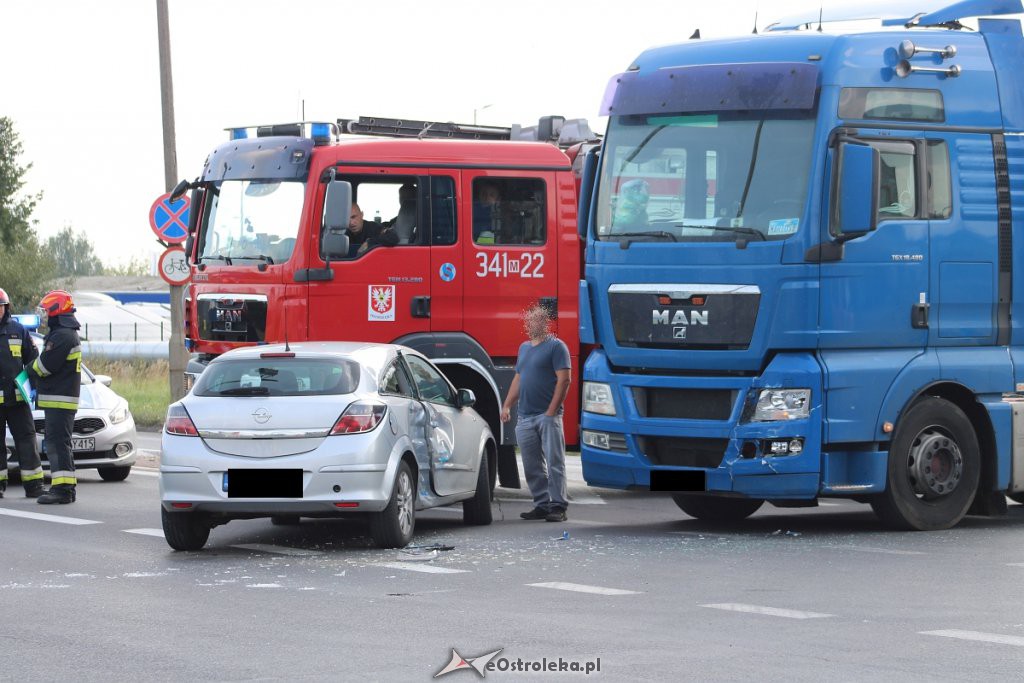 Wypadek na Alei Wojska Polskiego [22.08.2019] - zdjęcie #1 - eOstroleka.pl