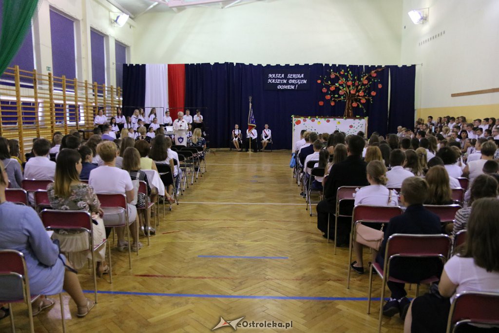 Rozpoczęcie roku szkolnego w SP nr 6 [02.09.2019] - zdjęcie #1 - eOstroleka.pl