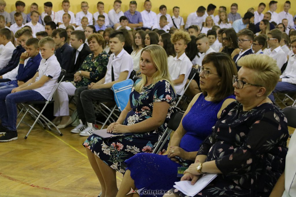 Rozpoczęcie roku szkolnego w SP nr 6 [02.09.2019] - zdjęcie #6 - eOstroleka.pl