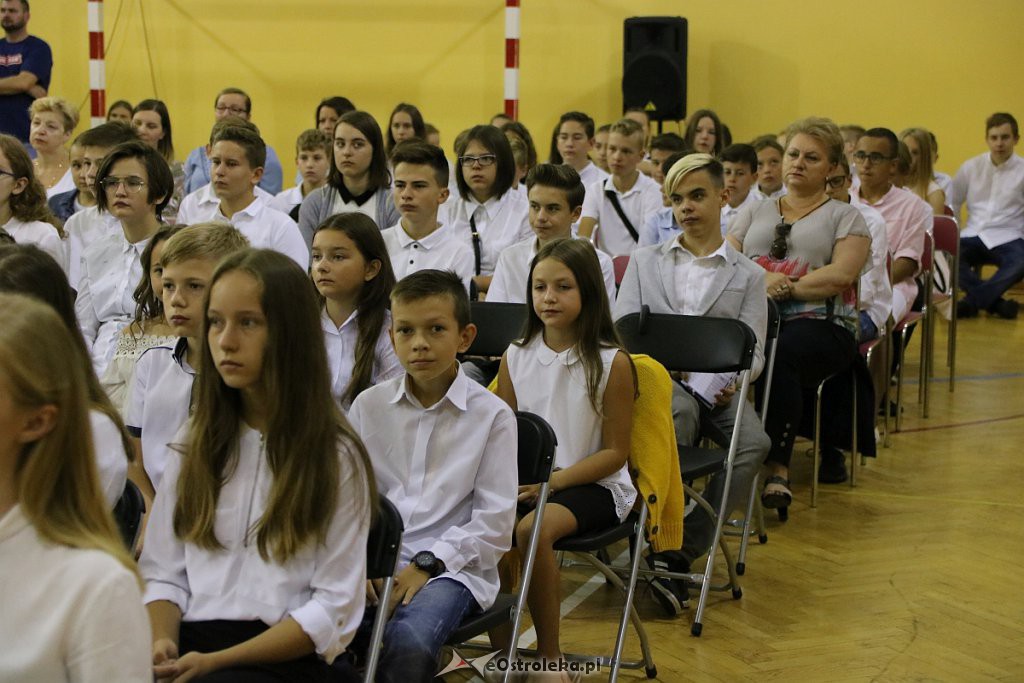 Rozpoczęcie roku szkolnego w SP nr 6 [02.09.2019] - zdjęcie #8 - eOstroleka.pl