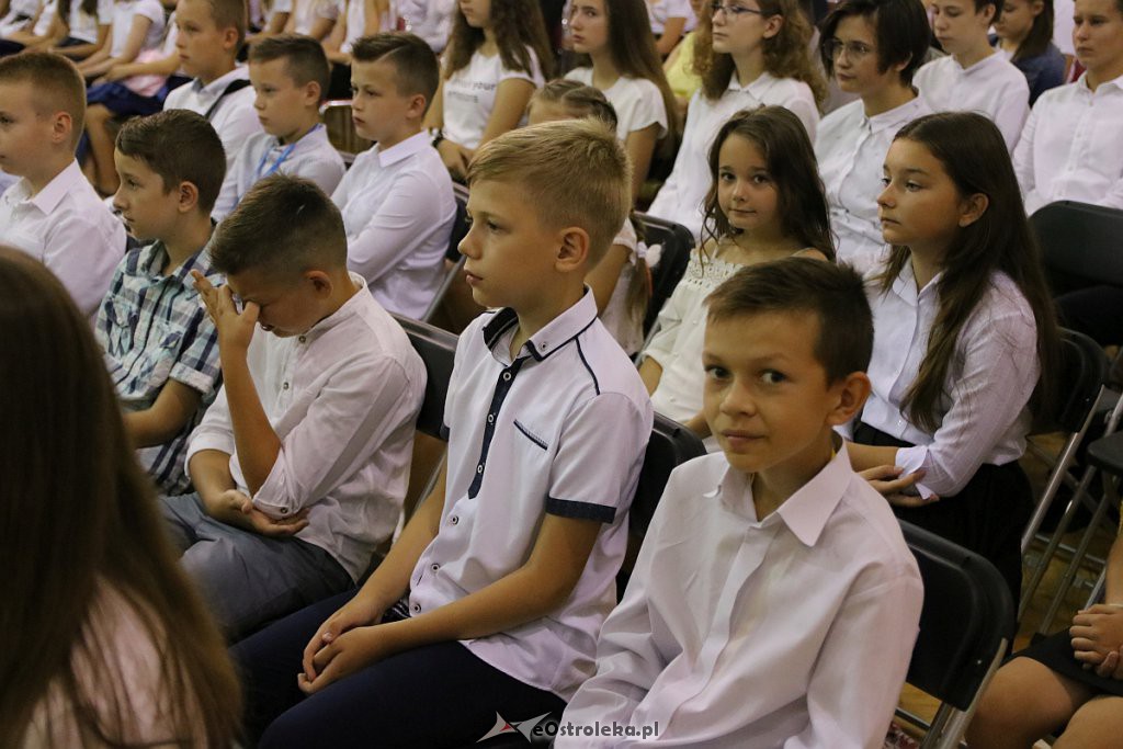 Rozpoczęcie roku szkolnego w SP nr 6 [02.09.2019] - zdjęcie #13 - eOstroleka.pl