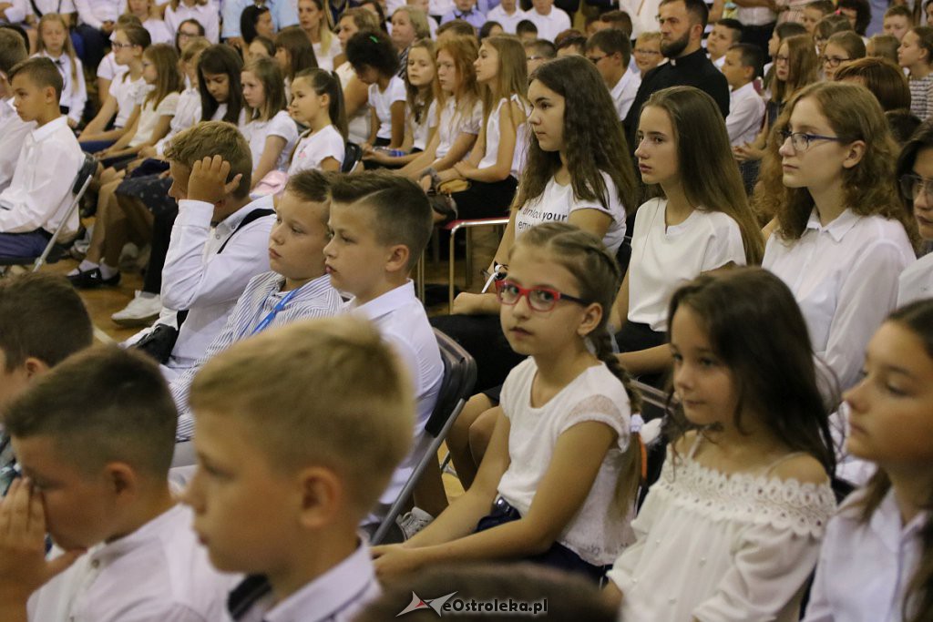 Rozpoczęcie roku szkolnego w SP nr 6 [02.09.2019] - zdjęcie #16 - eOstroleka.pl
