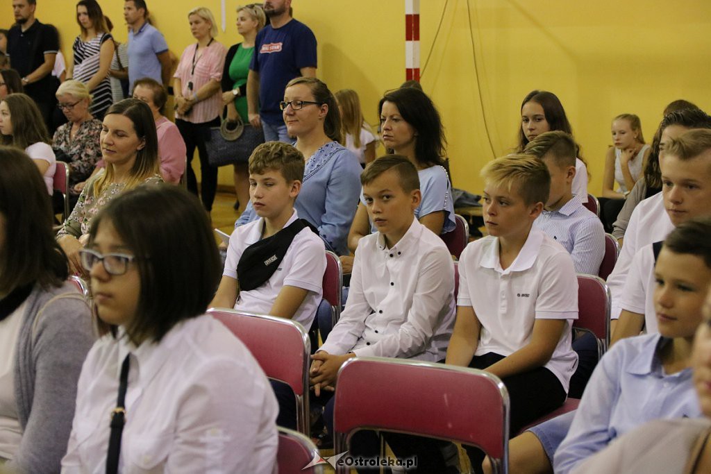 Rozpoczęcie roku szkolnego w SP nr 6 [02.09.2019] - zdjęcie #23 - eOstroleka.pl