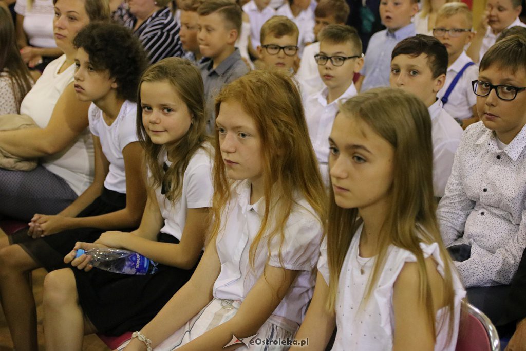 Rozpoczęcie roku szkolnego w SP nr 6 [02.09.2019] - zdjęcie #37 - eOstroleka.pl