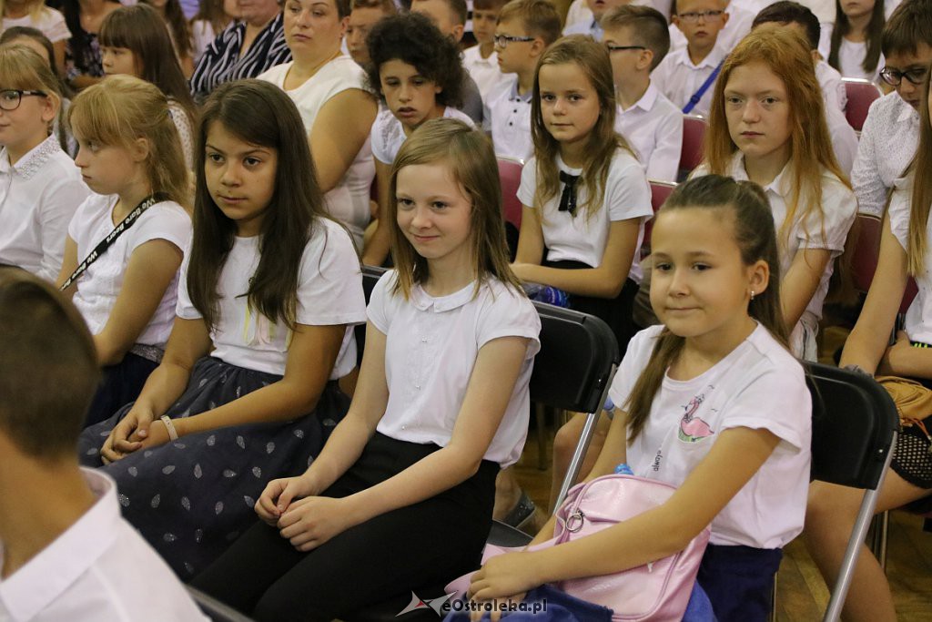 Rozpoczęcie roku szkolnego w SP nr 6 [02.09.2019] - zdjęcie #39 - eOstroleka.pl