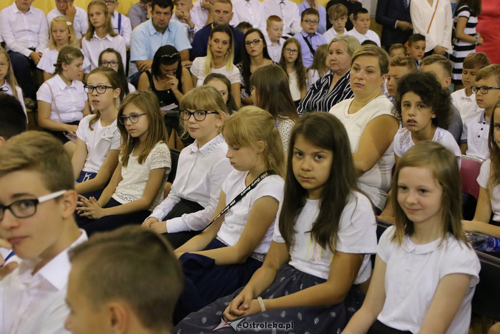 Rozpoczęcie roku szkolnego w SP nr 6 [02.09.2019] - zdjęcie #40 - eOstroleka.pl