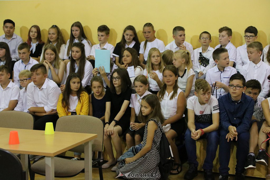 Rozpoczęcie roku szkolnego w SP nr 6 [02.09.2019] - zdjęcie #52 - eOstroleka.pl