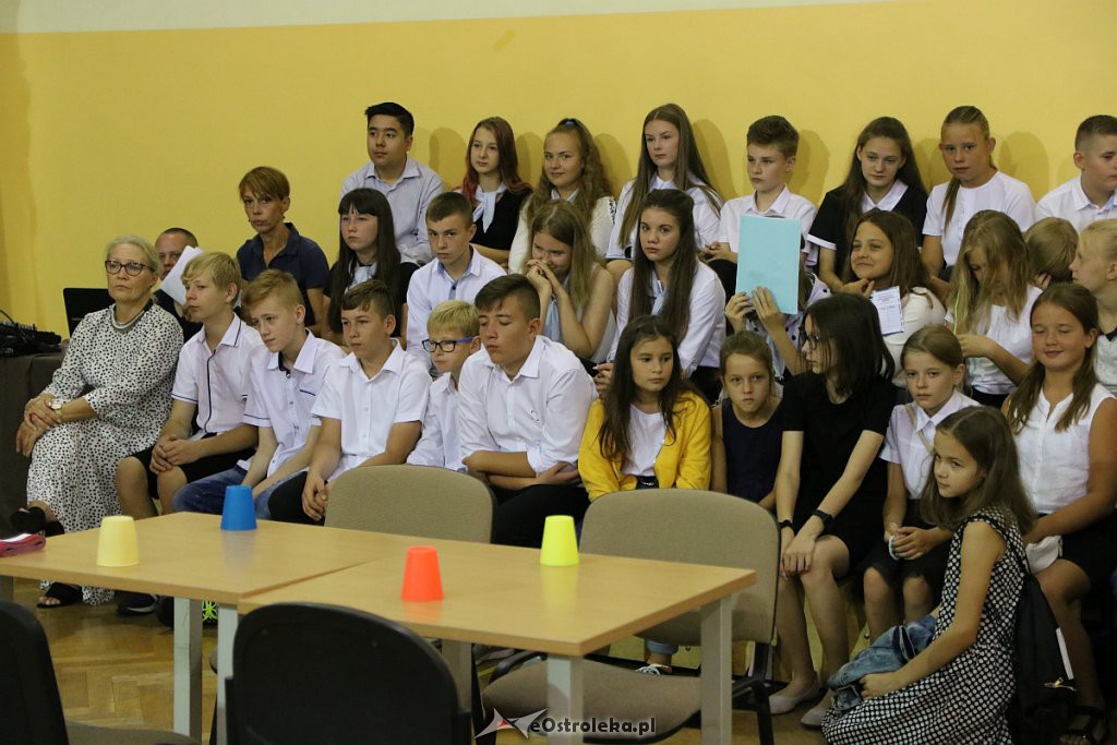 Rozpoczęcie roku szkolnego w SP nr 6 [02.09.2019] - zdjęcie #53 - eOstroleka.pl