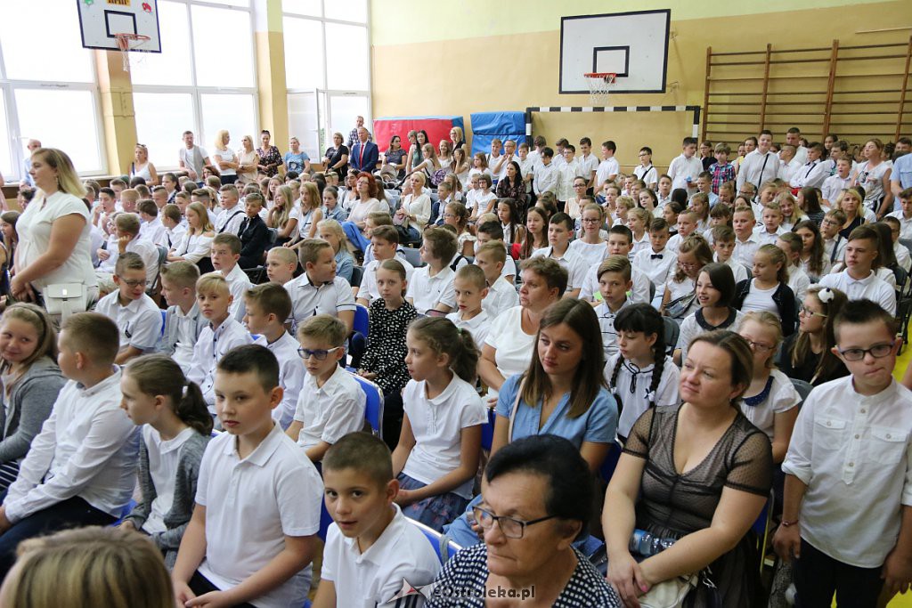 Rozpoczęcie roku szkolnego w SP nr 1 [02.09.2019] - zdjęcie #5 - eOstroleka.pl