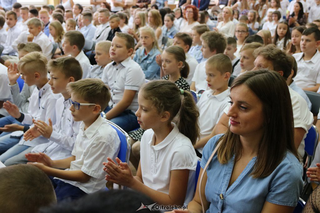 Rozpoczęcie roku szkolnego w SP nr 1 [02.09.2019] - zdjęcie #11 - eOstroleka.pl