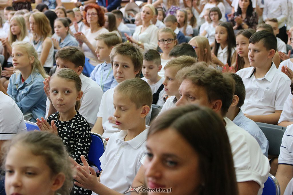 Rozpoczęcie roku szkolnego w SP nr 1 [02.09.2019] - zdjęcie #12 - eOstroleka.pl