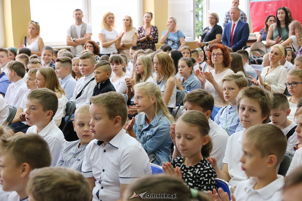 Rozpoczęcie roku szkolnego w SP nr 1 [02.09.2019] - zdjęcie #13 - eOstroleka.pl