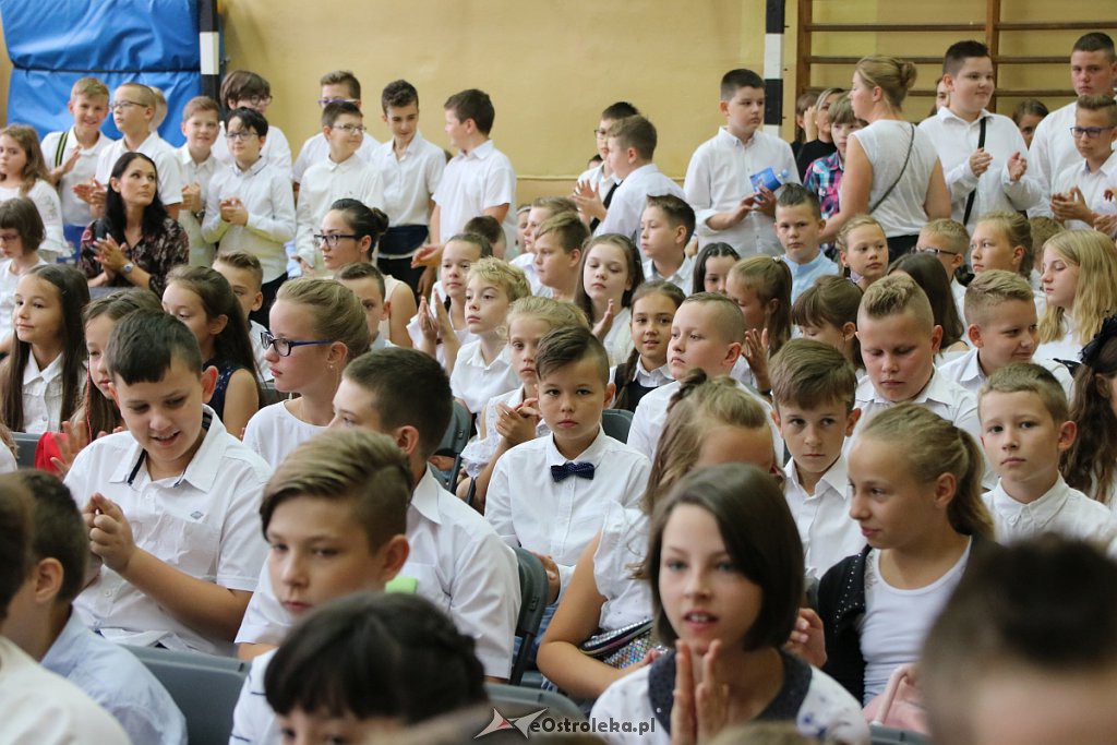 Rozpoczęcie roku szkolnego w SP nr 1 [02.09.2019] - zdjęcie #15 - eOstroleka.pl