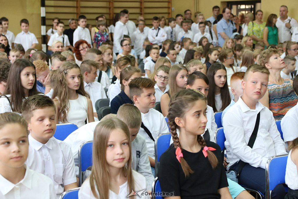 Rozpoczęcie roku szkolnego w SP nr 1 [02.09.2019] - zdjęcie #27 - eOstroleka.pl