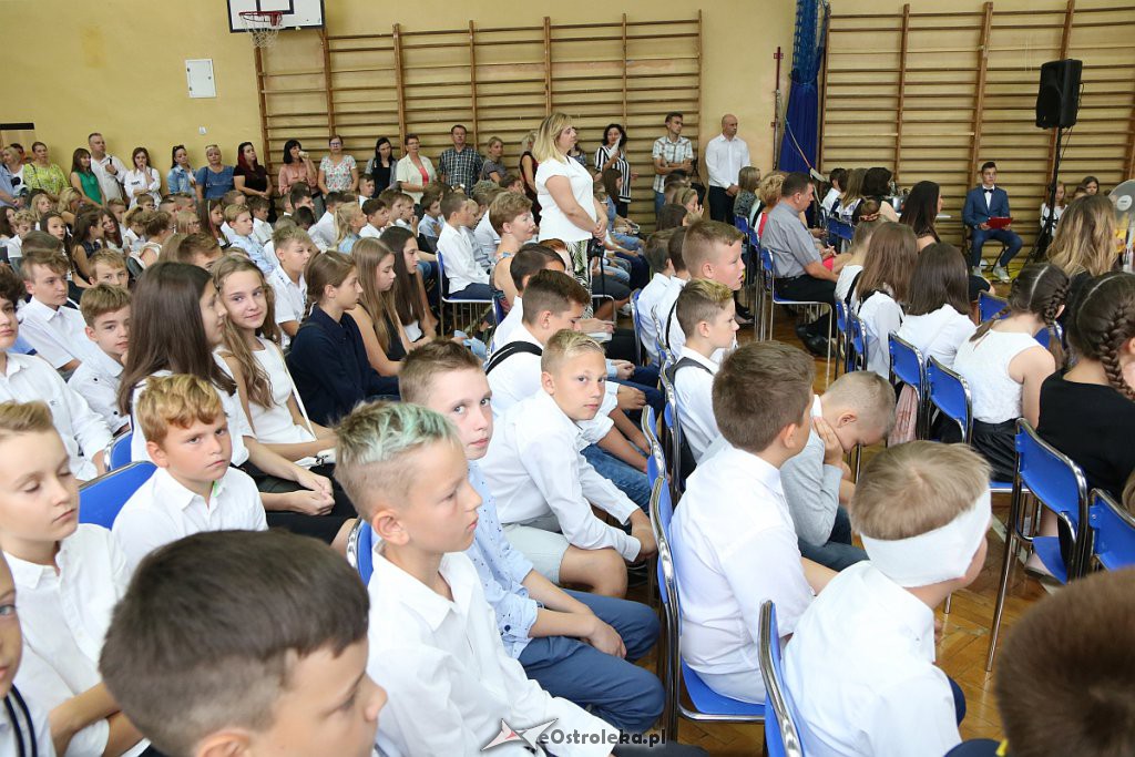 Rozpoczęcie roku szkolnego w SP nr 1 [02.09.2019] - zdjęcie #29 - eOstroleka.pl