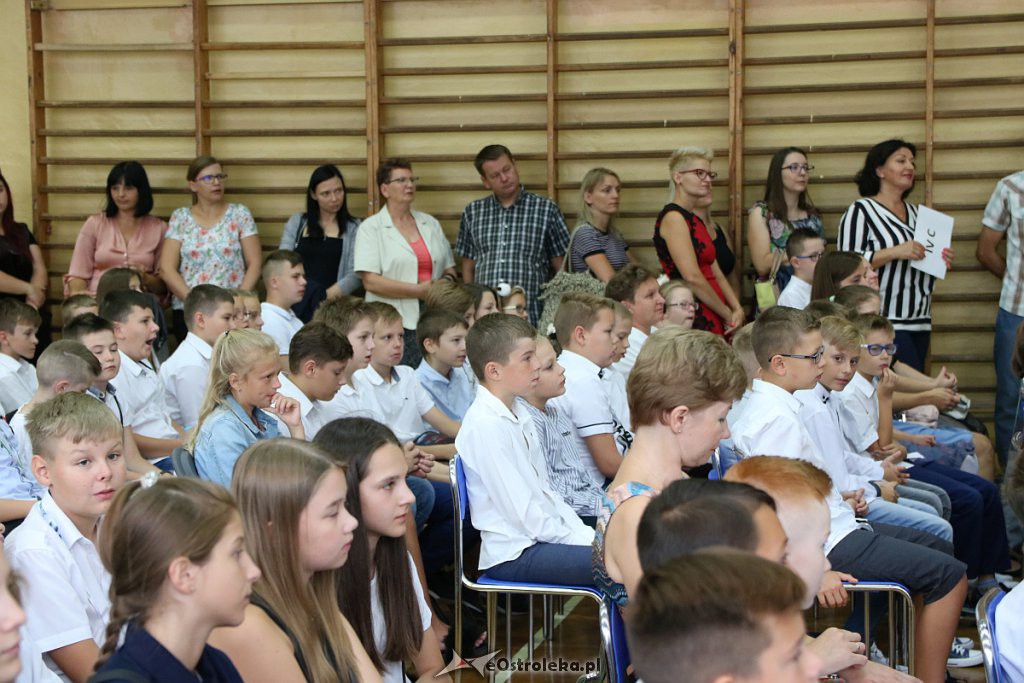 Rozpoczęcie roku szkolnego w SP nr 1 [02.09.2019] - zdjęcie #42 - eOstroleka.pl
