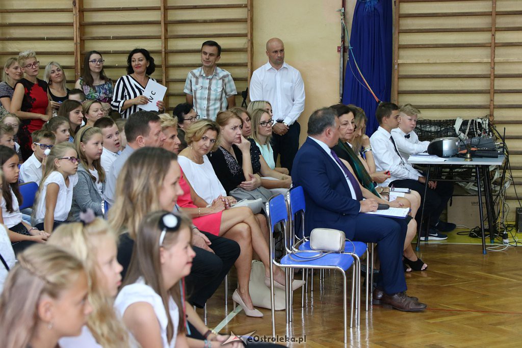 Rozpoczęcie roku szkolnego w SP nr 1 [02.09.2019] - zdjęcie #48 - eOstroleka.pl